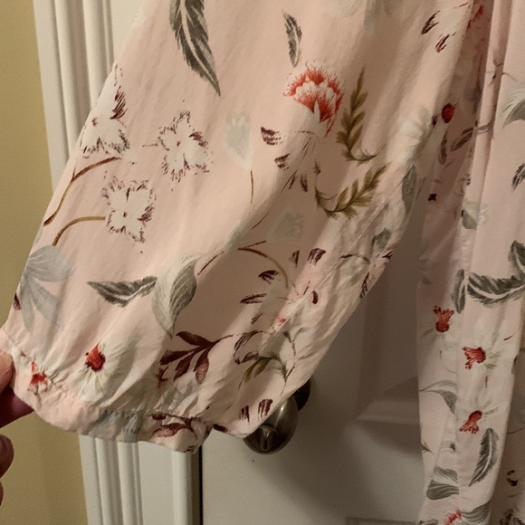 NWOT Lovely pink w/white, red & yellow flowers shirred v-neck collar blouse - Picture 3 of 11